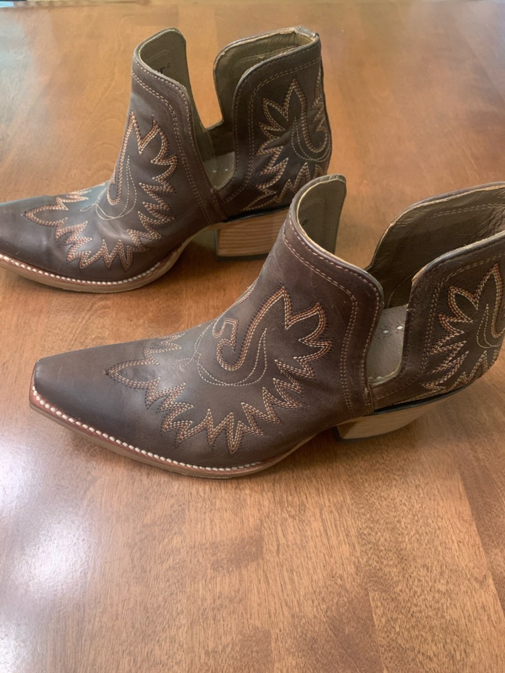 Ariat Dixon cowboy booties women’s 8.5 m.  Like new.